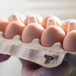 Le uova vanno conservate in frigo oppure no? [Video]