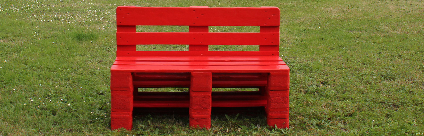 Una panchina rossa dalla parte delle donne