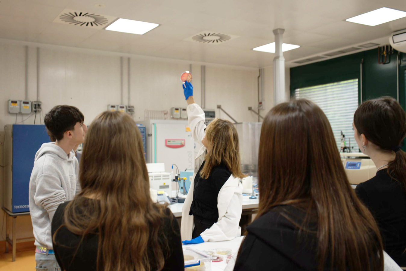 La scienza si apre alle scuole: studenti in laboratorio per scoprire la sanità pubblica
