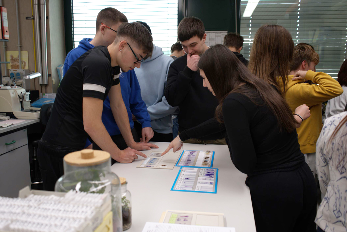 La scienza si apre alle scuole: studenti in laboratorio per scoprire la sanità pubblica
