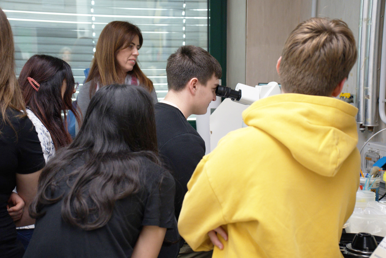 La scienza si apre alle scuole: studenti in laboratorio per scoprire la sanità pubblica